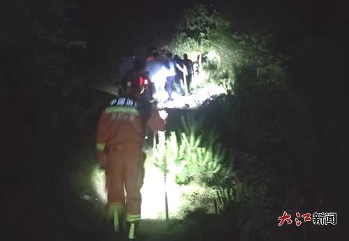 救援人员在山上搜索