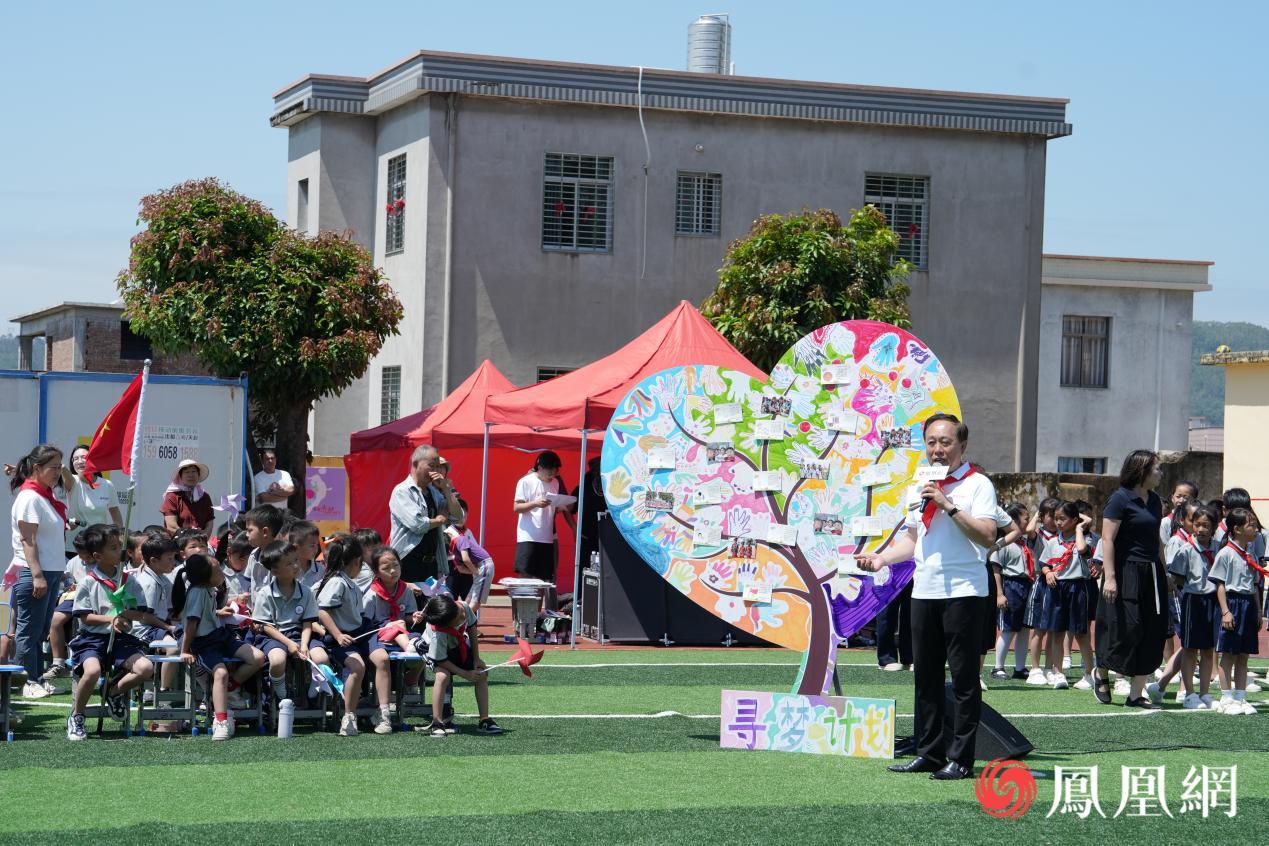 孩子们把纯真的梦想写在了明信片上，共同创作了一棵“梦想树”
