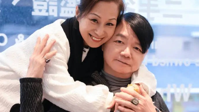 艾威公布爱妻Lisa告别仪式，二人相伴18年无子女封面图