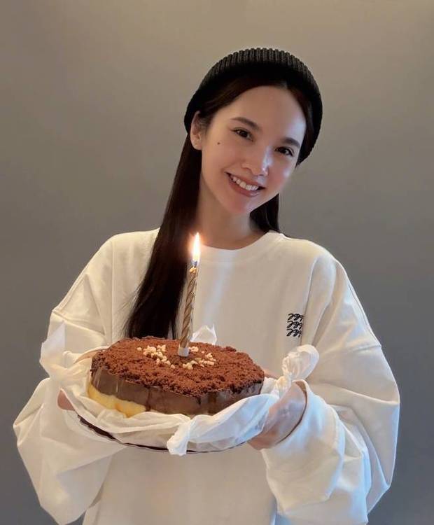 杨丞琳绽放灿烂笑容,开心过生日。
