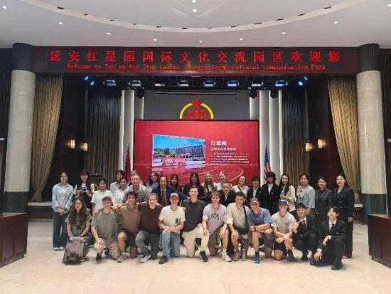 （在红星园会议中心合影）