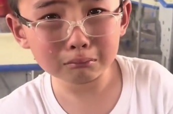 安徽一小男孩拐杖断了独自一人留在教室 妈妈：当时好难过