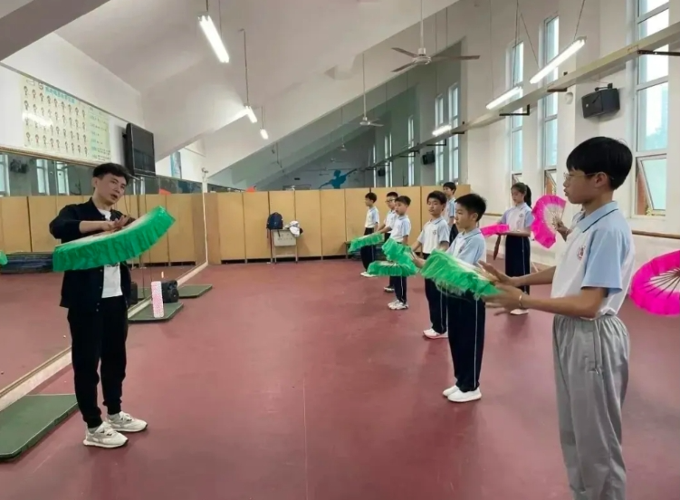 杨俊在赣州中学赣南采茶戏传习基地教学。