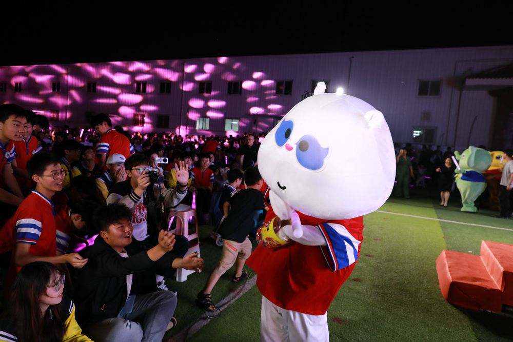 郑州国庆中学举行建校十周年庆典暨第二届艺术节晚会