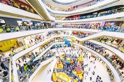 6月1日，西湖区朝阳新城南昌大悦城人来人往，市民假日消费热情高涨。