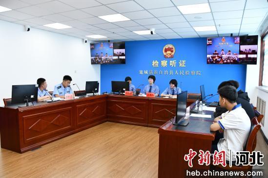 宽城“检察开放日”活动中,学生们体验检察听证流程。 袁晓航 摄