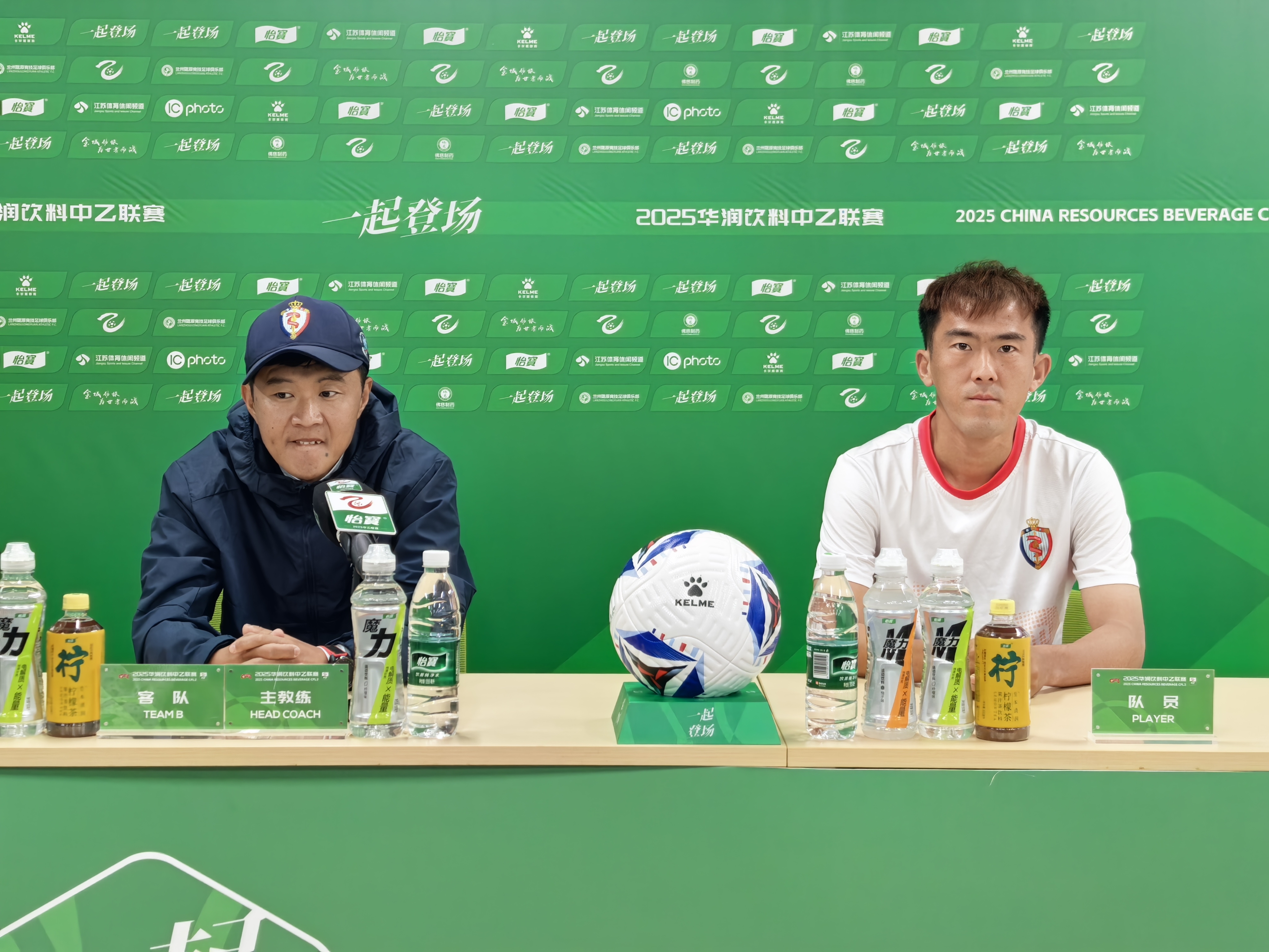 海门珂缔缘主教练高万国携球员郑磊出席发布会