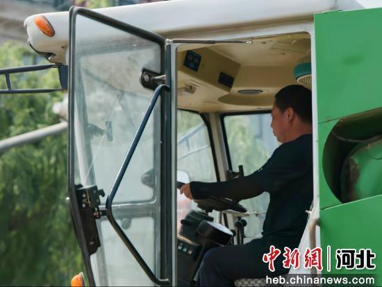 图为农机手现场操作演练。 孙雨蝶 摄