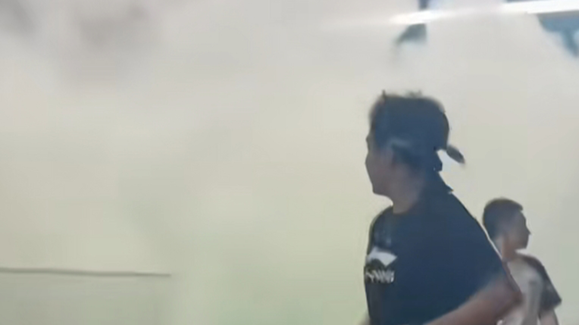 男子嫌吵向羽毛球馆喷洒干粉灭火器，打球市民纷纷捂口鼻逃离，当地街道：已接到场馆噪音扰民投诉，将核实处理