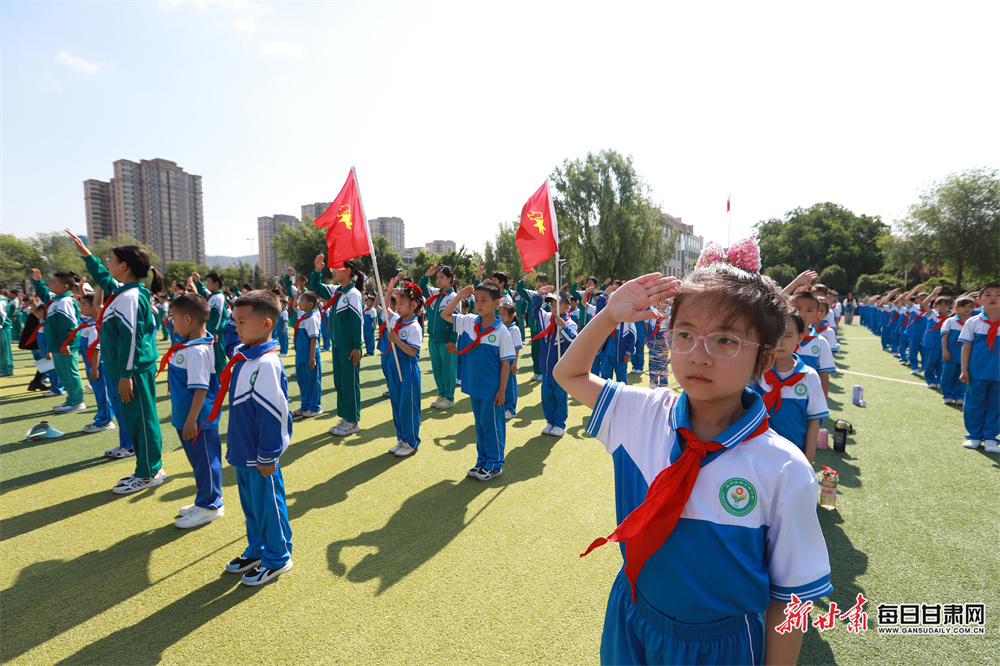 5月29日，在平凉市崆峒区西大街小学新少先队员入队暨表彰大会上，全体少先队员面向队旗宣誓。新甘肃&middot;每日甘肃网通讯员　吴希会　陈婷婷　摄影报道