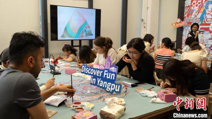 中外友人沉浸式体验传统文化（杨浦区文旅局供图）