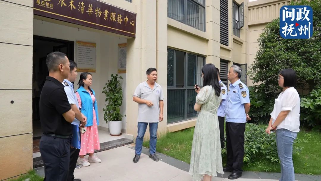 ▲记者联系各相关部门工作人员来到现场