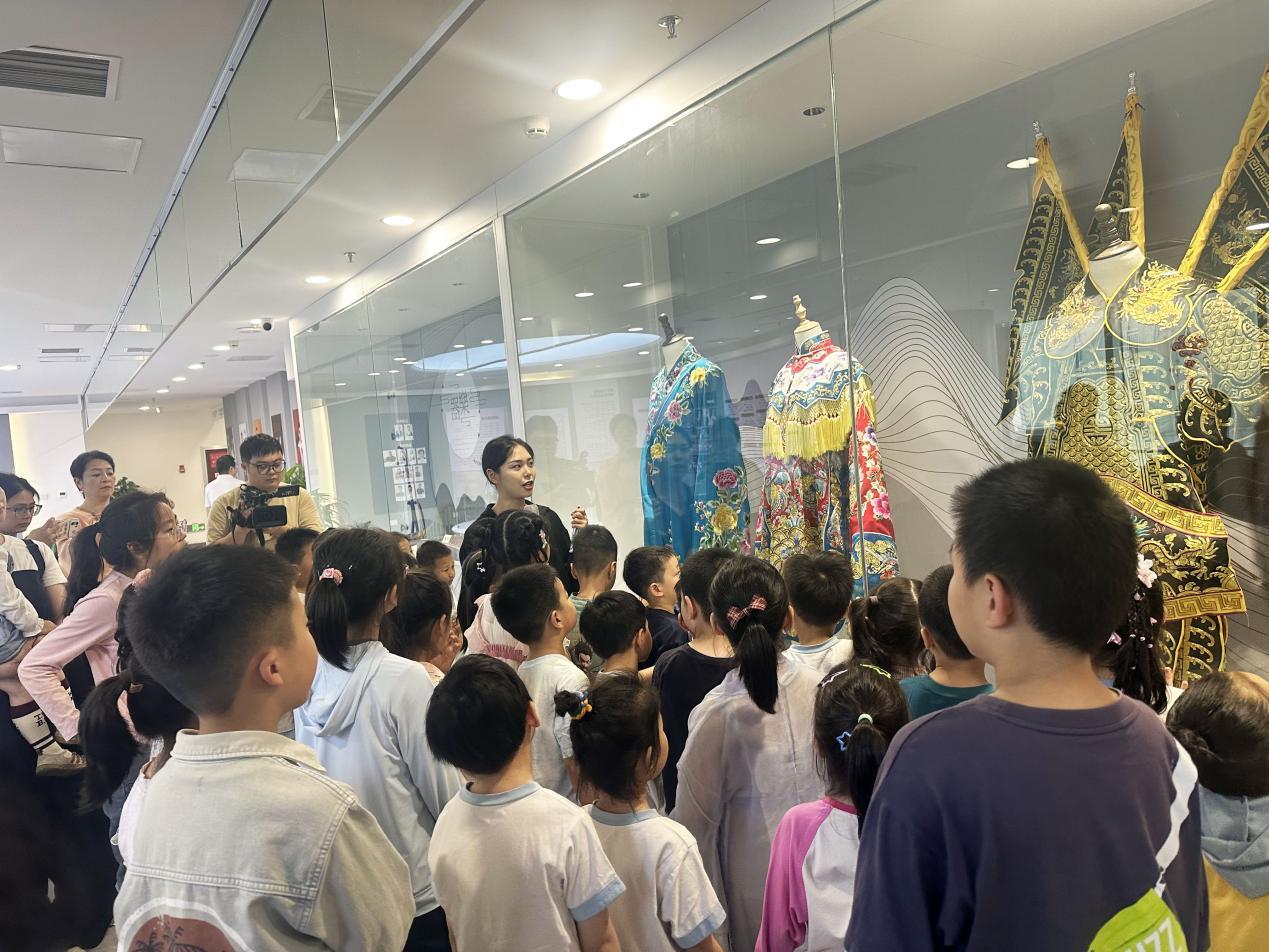 图为孩子们参观锡剧非遗展厅。