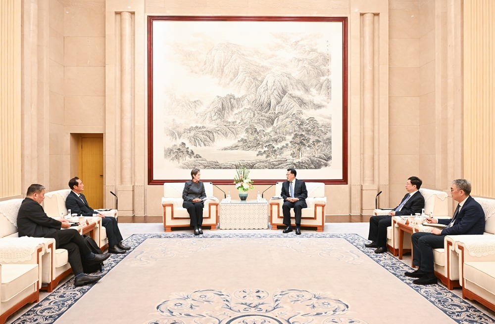 ▲6月3日下午，市委书记袁家军，市委副书记、市长胡衡华会见新加坡数码发展及新闻部长杨莉明一行。苏思 摄