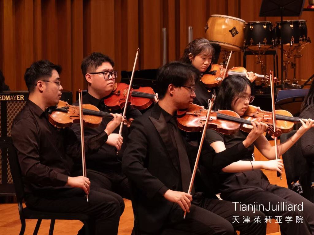 王瑞升（一排左）在演出现场