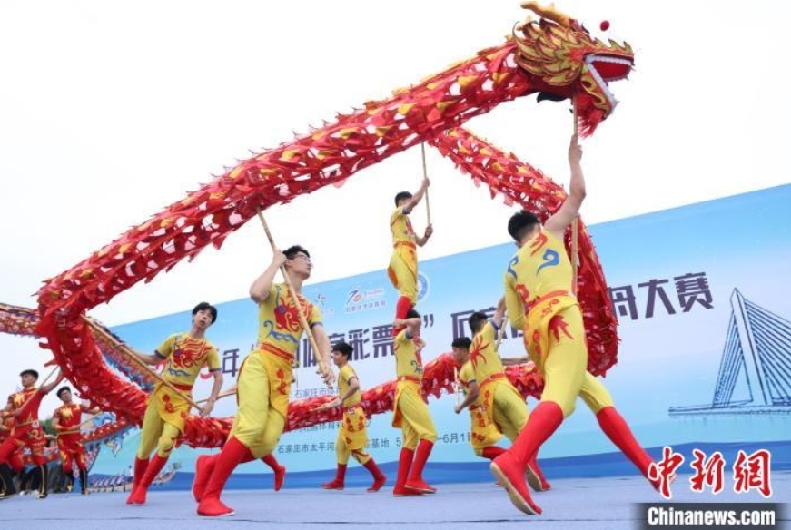 5月31日，在石家庄市龙舟大赛开幕式上，舞龙队员表演舞龙。梁子栋 摄
