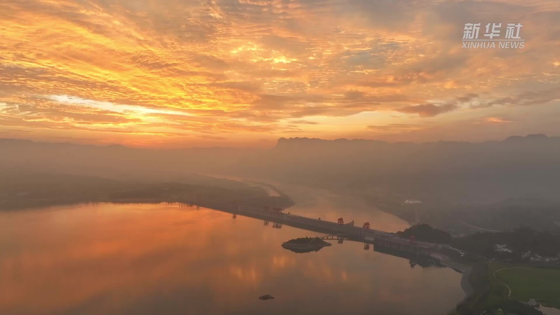 长江三峡朝霞美