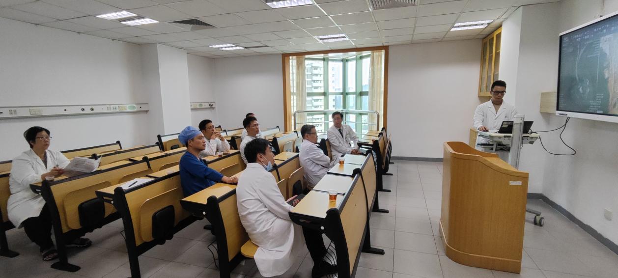 图为:病例研讨会议。