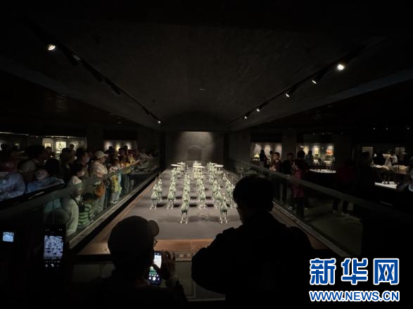 6月6日，在甘肃省博物馆内的丝绸之路文明展厅，观众在参观铜车马仪仗队。新华网发（刘欣瑜　摄）