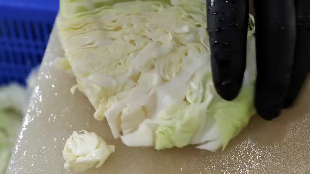 炸酱面摊把整条街吃瘫痪了