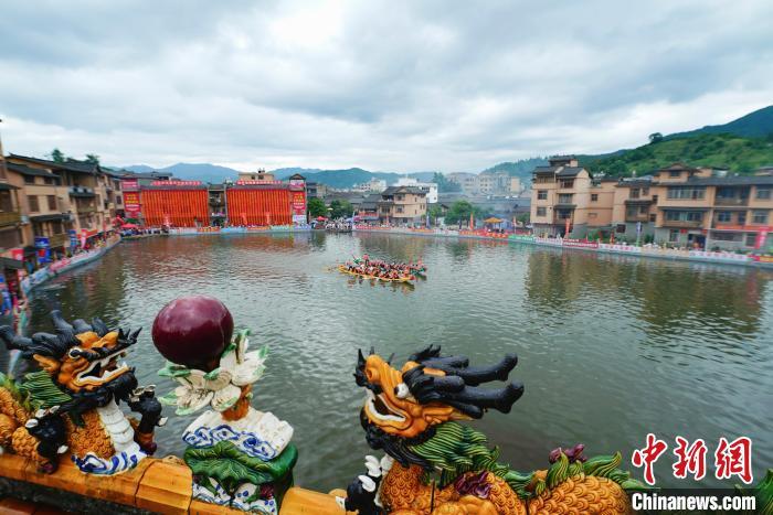图为“龙南杨村龙舟赛”。　赖胜烽 摄