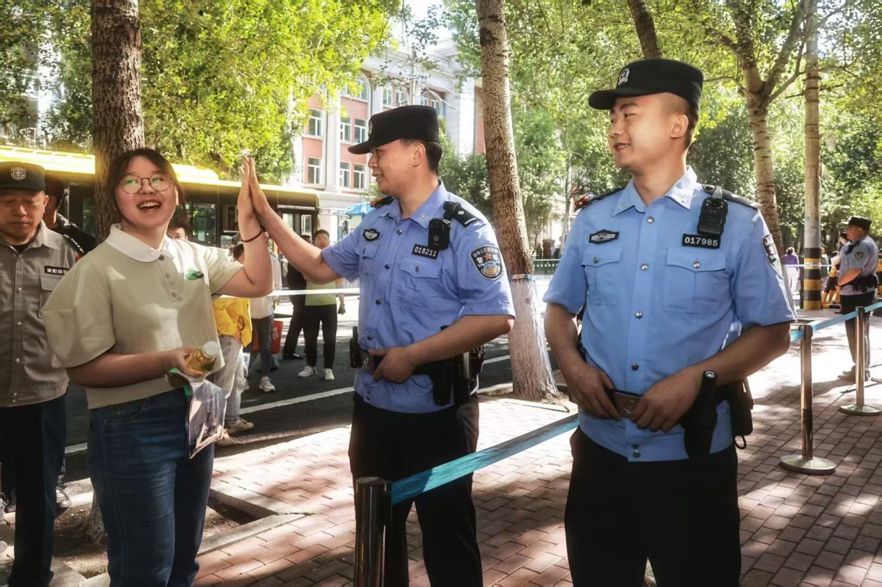 ("985"“211”警号民警为考生加油）