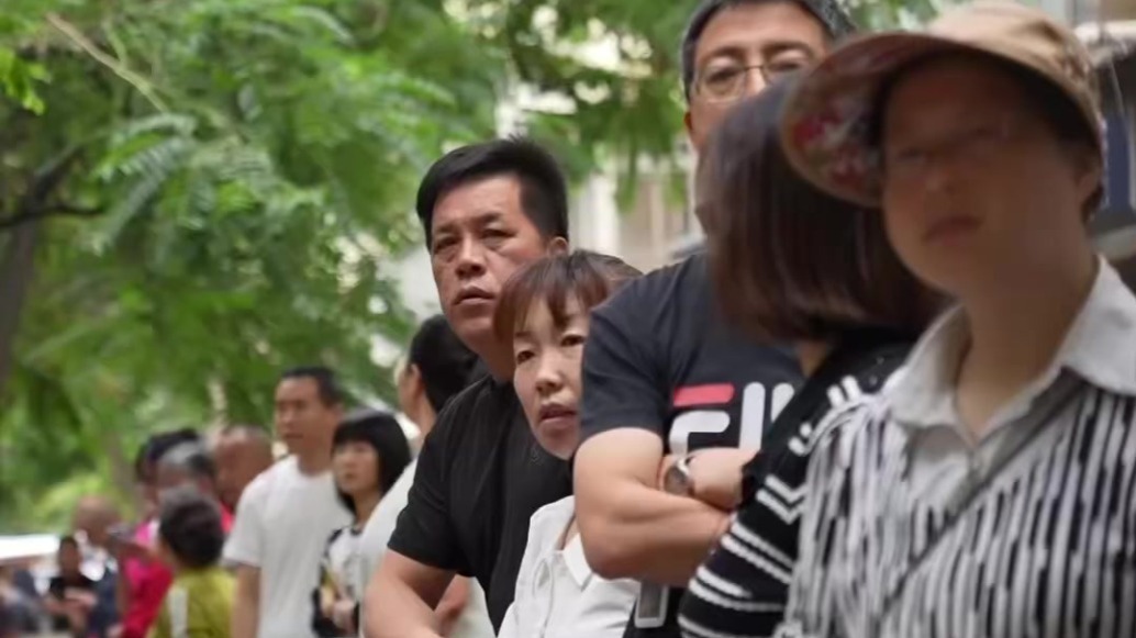 送考家长目光灼灼，期盼背后是对孩子最殷切的祝福