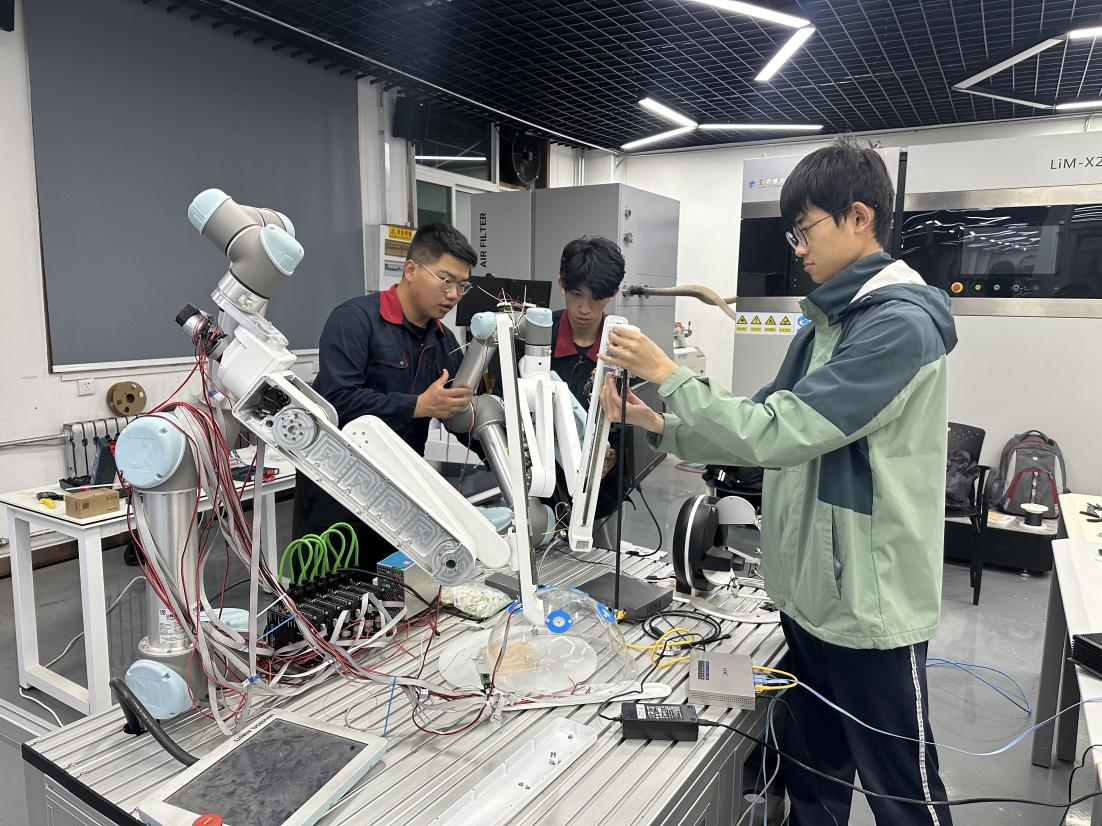 山东职业学院里，多款腹腔镜手术机器人样机正在调试验证。