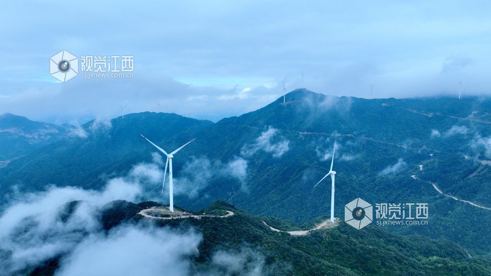 2025年6月3日，在江西省遂川县禾源镇，云雾如轻纱般在山峦间缠绕，高大的风车在这缥缈之境中若隐若现宛如仙境。