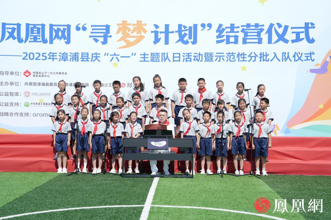 志愿者刘健带领孩子们合唱《乘着歌声的翅膀》
