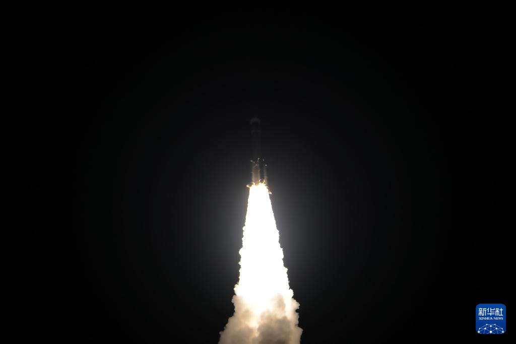 6月6日4时45分,我国在太原卫星发射中心使用长征六号改运载火箭,成功将卫星互联网低轨04组卫星发射升空,卫星顺利进入预定轨道,发射任务获得圆满成功。新华社发(王亚鹏 摄)