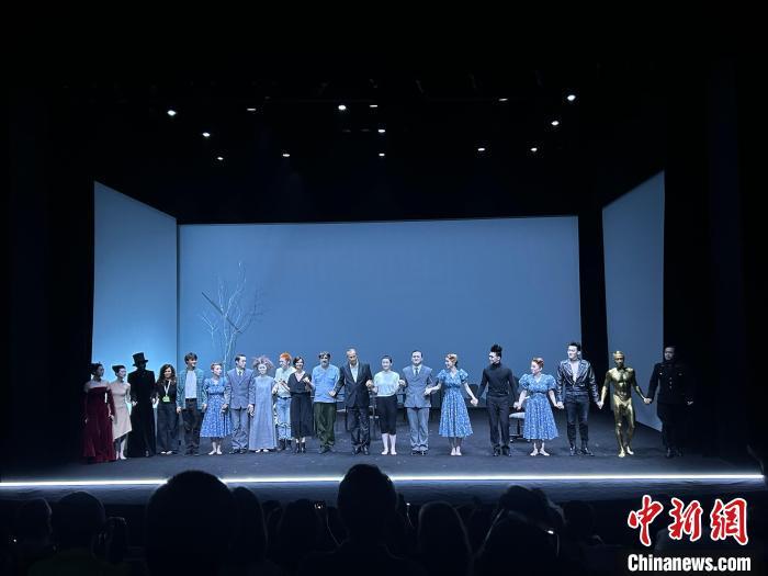 会昌戏剧季003期间，83岁的美国实验戏剧导演罗伯特&middot;威尔逊驻镇数月创作的《哈姆雷特机器》演出后谢幕。会昌戏剧小镇供图