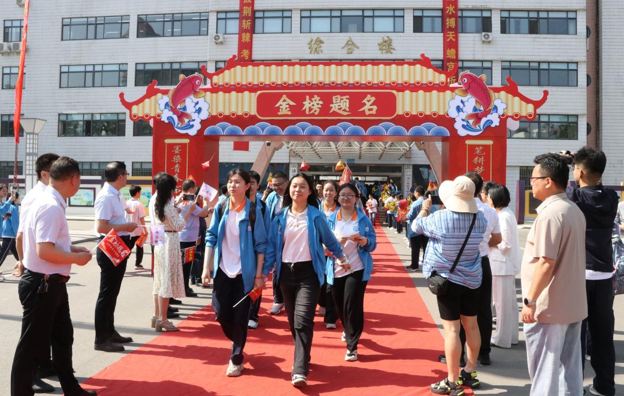 济宁市育才中学举行2025届毕业典礼暨高考壮行大会