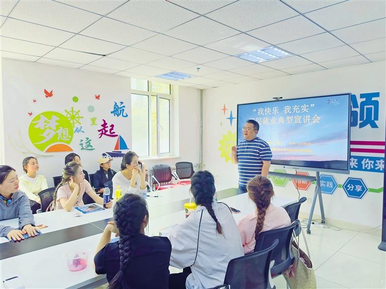 西北民族大学曹正老师在做就业指导