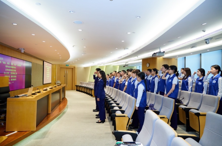 交通银行深圳分行志愿者以青春之力服务第二届“美丽工坊”残疾女性文创作品展