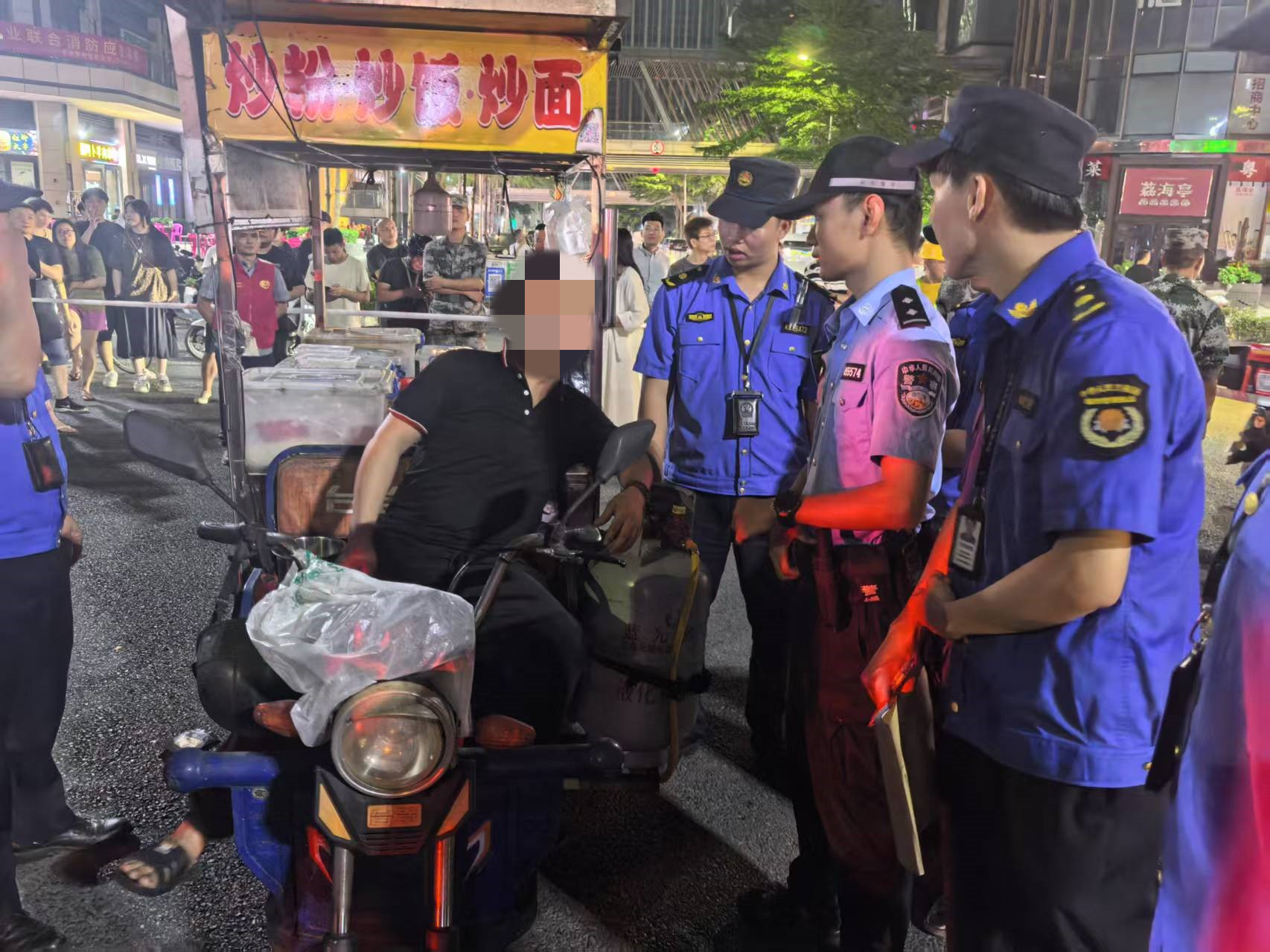 横岗街道开展夜间市容秩序专项整治行动