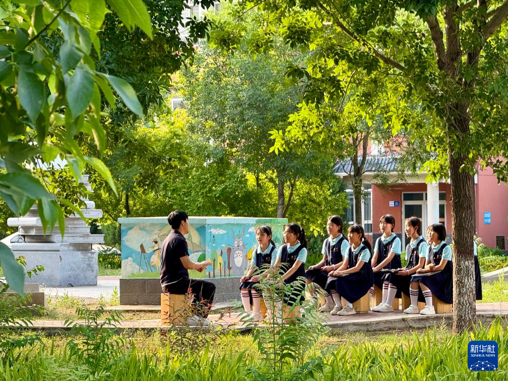 5月29日，在河北省保定市阜平县，王林口中心小学学生为参加艺术节展演抓紧排练。