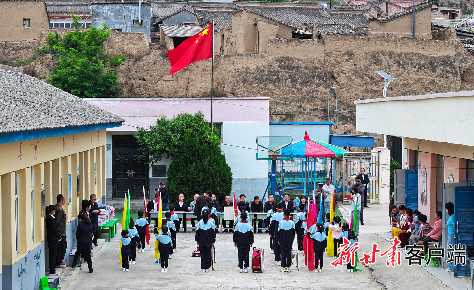 大坪小学举行升国旗仪式