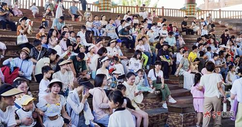 市民在动物王国观看演出