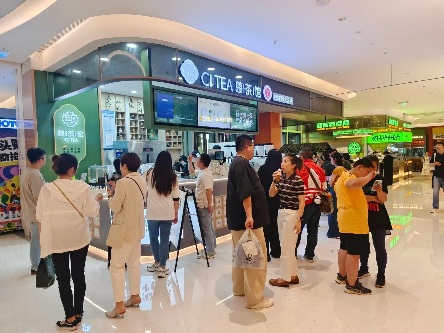 顾客现场排队购买