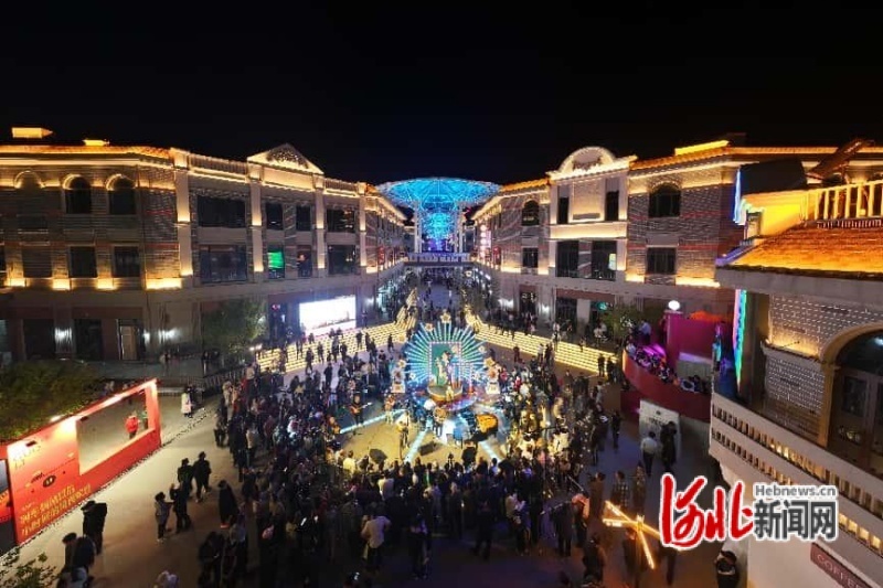 图为唐山市路南区建国里商业街举办夜间音乐活动。