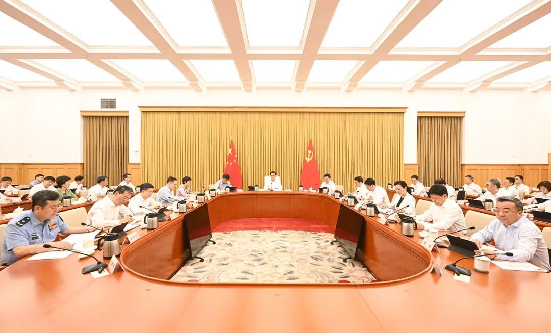 6月4日上午，市委常委会举行会议，市委书记袁家军主持并讲话。苏思 摄