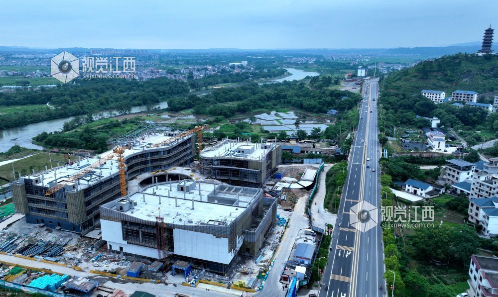 2025年6月5日,江西省遂川县文化产业中心项目施工进入竣工冲刺阶段,建筑工人正利用晴好天气抓紧幕墙等分项工程的建设。
