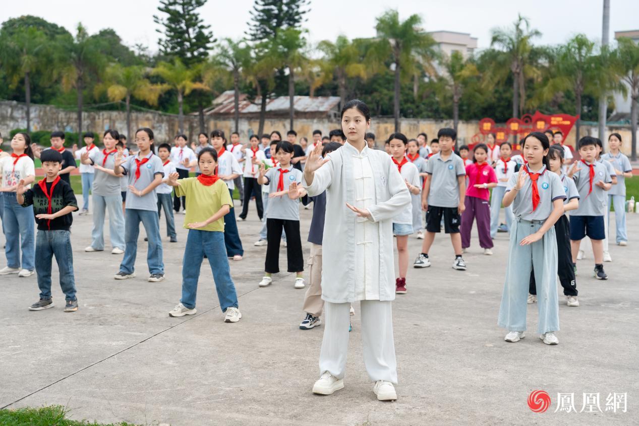 来自四川师范大学的助教吴紫妍老师带领孩子们训练