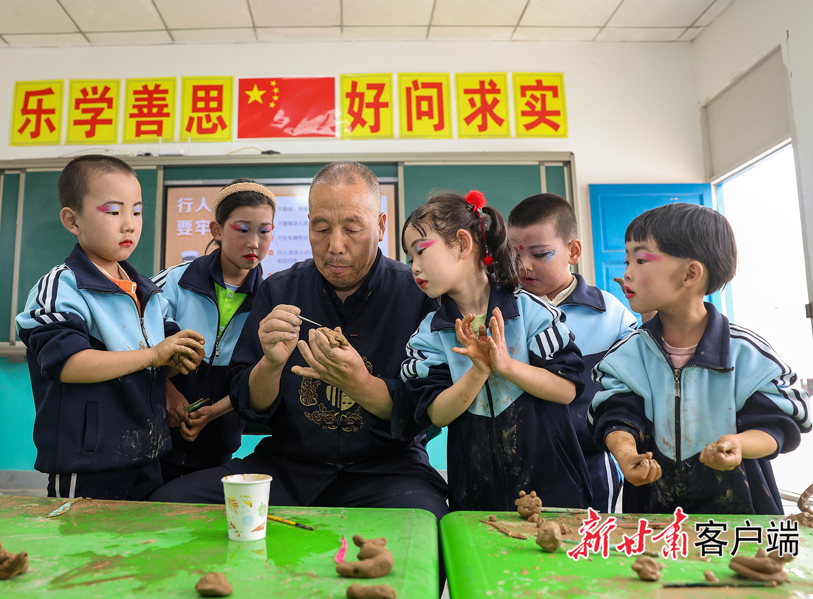 孩子们跟着“天水赵氏泥人”传承人赵旭辉学做泥塑