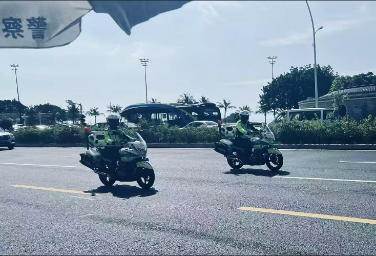 英姿飒爽的平安铁骑上路执勤。