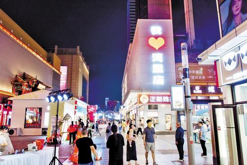 5月13日晚，石家庄市湾里庙步行街人流不息。 本组图片由本报记者史晟全摄