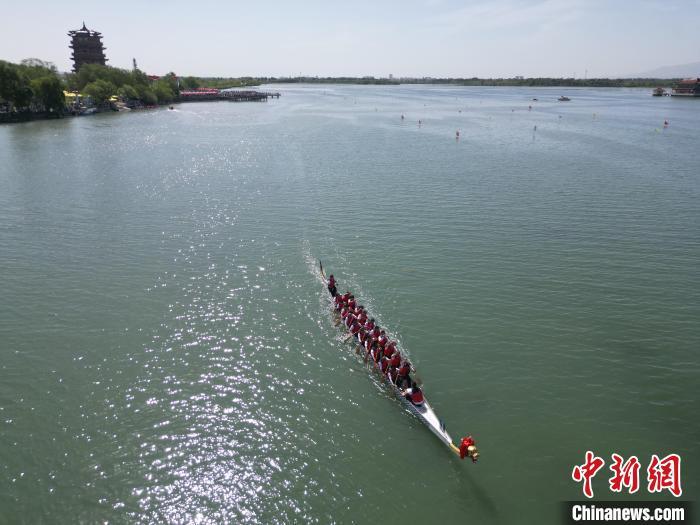 5月31日，2025年全国“我们的节日&middot;端午”主题文化活动在甘肃省张掖市高台县大湖湾崇文楼广场启幕。作为全国六个主会场之一的高台县，“龙舟竞渡庆端午”是该县连续传承近20年的一项传统文化盛会。图为龙舟参赛队在湖面上挥桨击水。（无人机图片）戴文昌　摄
