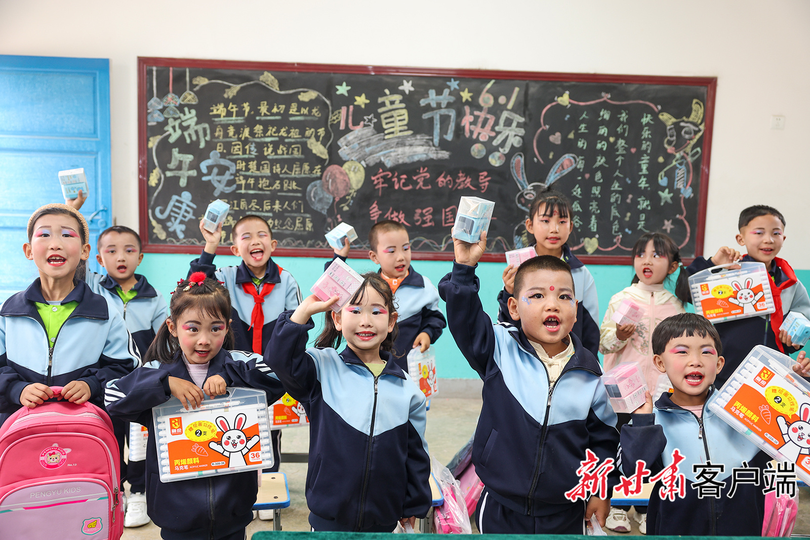 孩子们展示自己的节日礼物
