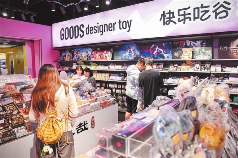 端午假期，消费者在郑州一商城内选购“谷子”。